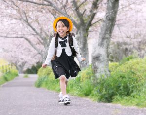 桜並木の下での小学校入学記念写真