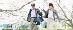 桜の下で入園記念写真